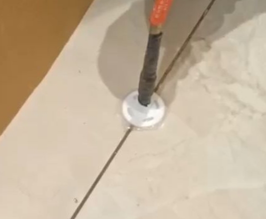 田东瓷砖空鼓维修公司专业解答瓷砖在铺贴过程中，如果没有涂抹均匀到位的粘结材料（如水泥砂浆或瓷砖胶），可能会导致以下问题